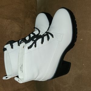 NEW - Forever21 white boots with heel